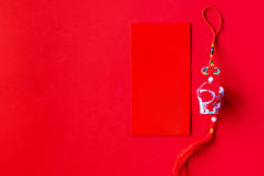 红色的信封贴上白色的背景，红色的信封则是在农历新年、元旦等特殊日子里送的礼物和中国灯笼,