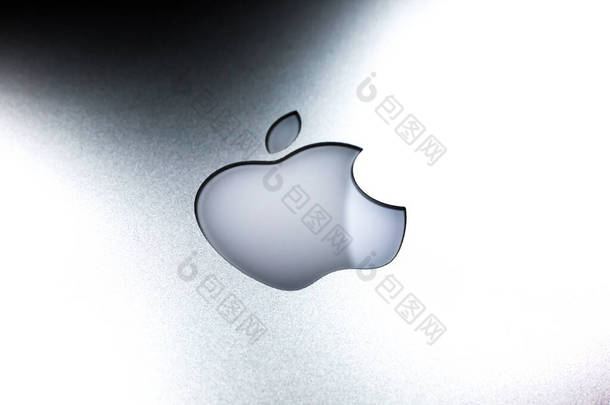 LVIV，UKRAINE - 2020年10月8日：<strong>苹果</strong>在<strong>灰色</strong>背景上的标志。拍了一张合影。Iphone.
