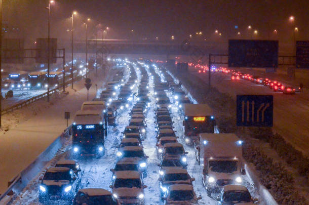 西班牙马德里- 2021年1月8日：西班牙马德里拉斯塔布拉斯A1高速公路因风暴菲洛米娜引发的严重暴风雪导致交通拥挤。手持式艰难拍摄条件