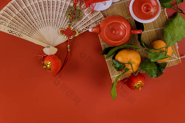 中国新年装饰庆祝活动，茶具仪式，在柑<strong>橘红</strong>色背景