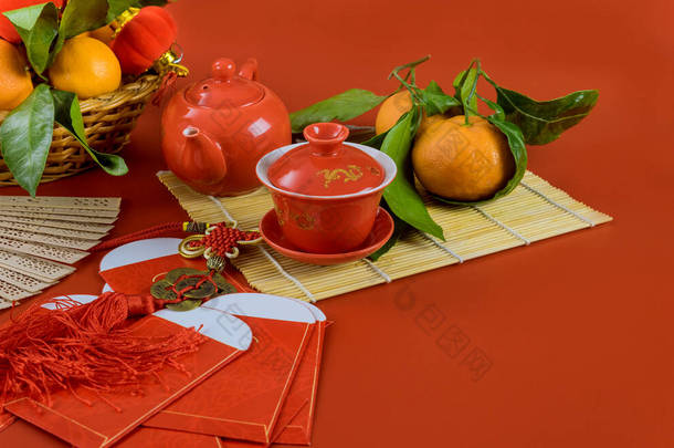 西兰花叶红Ang Pau包的<strong>中秋节</strong>装饰品，以红底茶节礼包的形式出售