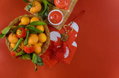 传统的亚洲新年装饰传统- -茶具、红包内的柑橘、红包、红包
