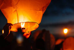 傍晚时分，日落时分，人们和他们的亲戚朋友们燃起了传统的灯笼。传统和旅行