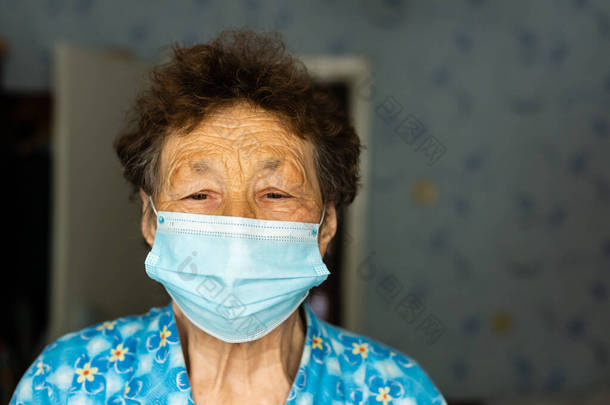 一个戴口罩的老年妇女.
