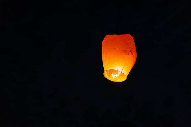 在庆祝传统节日的时候,纸制灯笼升空了.A.传统