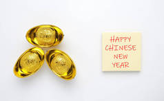 一张中国新年快乐的照片，写在笔记本上，用中文写着金锭或元宝，希望能在孤立的白色背景下发扬光大. 
