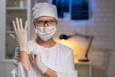 试管背景的实验室女博士及面具和玻璃器皿中的医疗设备