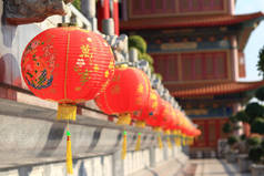 过年的时候，中国庙宇里挂着红灯笼.