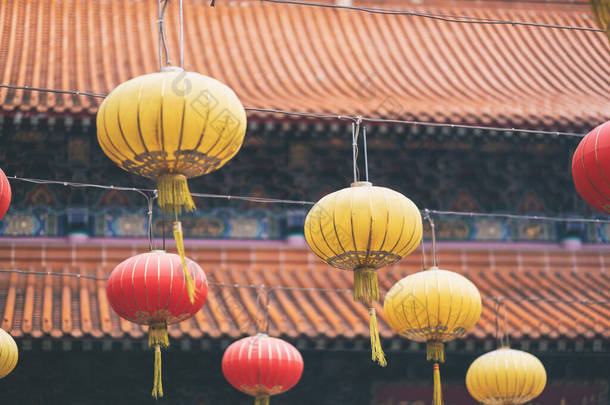 中国庙宇周围挂着五彩缤纷的灯