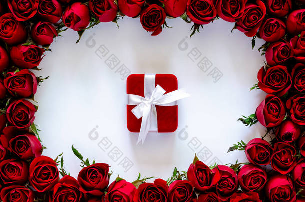 红色礼品盒，白色背景，有玫瑰框，作为<strong>结婚纪念日</strong>和情人节的礼物.
