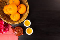 五彩缤纷的木地板上，放满了中国新年的柑橘和茶水，尽收眼底。为庆祝中国节而复制空间