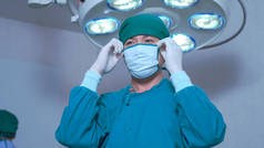医院手术室前一位外科医生的画像