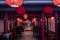 餐厅里放着红色的中国灯笼