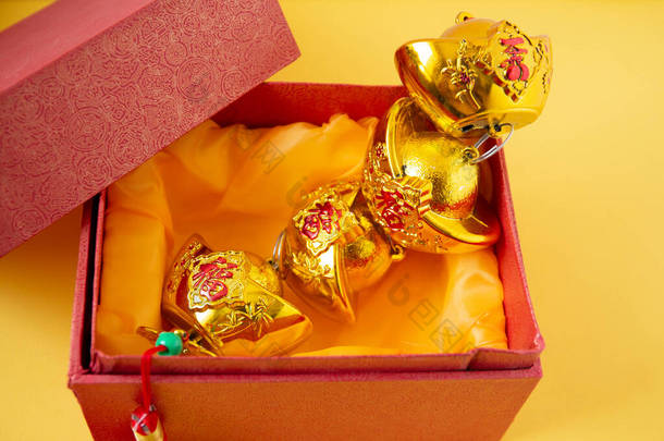 农历新年装饰与幸运金条隔离在黄色。