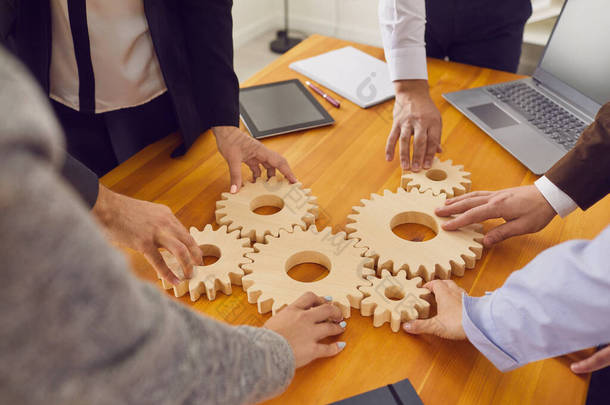 公司员工加入齿轮，作为团队合作、业务系统和工作解决方案的隐喻