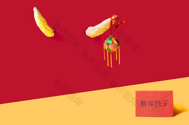 两只牛角突破了中国<strong>深</strong>红色的<strong>背景</strong>.一个挂满绣花的号角,象征好运.在<strong>深深</strong>的黄色信封里写上粤语字样，问候新年快乐.