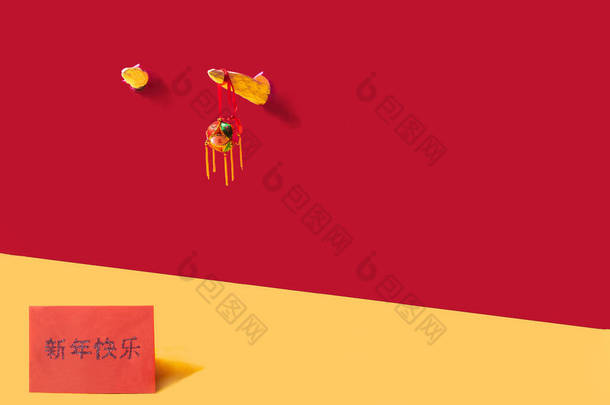 两只牛角突破了中国<strong>深</strong>红色的<strong>背景</strong>.一个挂满绣花的号角,象征好运.在<strong>深深</strong>的黄色信封里写上粤语字样，问候新年快乐.