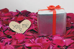 情人节礼物盒,盛满了爱的玫瑰花瓣