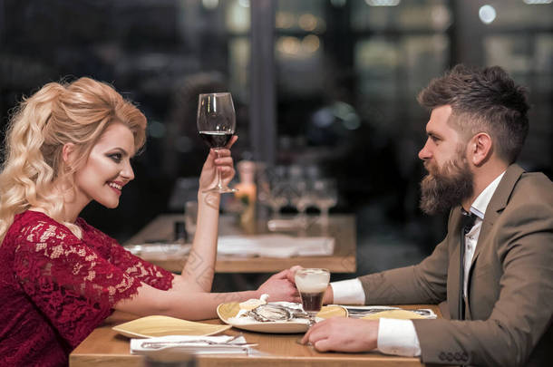 夫妻二人在豪华餐厅放松。关于爱情、关系和旅行的概念。与人约会.