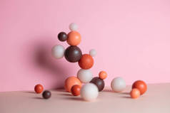 用糊状圆形物体的现代构图。粉色和米黄色背景的极小几何球。和谐与平衡的静止生活理念.