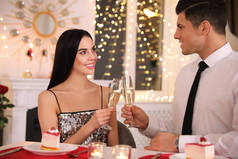 情人节快乐的夫妻在餐馆吃着浪漫的晚餐