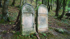 旧坟场的两块墓碑