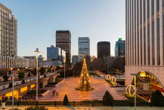 马德里AZCA商业和金融区的广角图，中心耸立着传统的照明圣诞树.