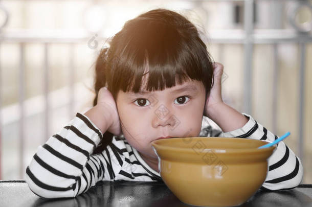 在带着温暖的阳光去学校学习之前，亚洲<strong>孩子</strong>们很可爱，或者是女学生有厌食症，或者是有空余的时候很伤心，挺身而出，或者用<strong>手</strong>放在饭桌上吃早餐