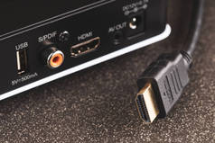 与设备断开的hdmi电缆、设备背面用于观看视频的连接器