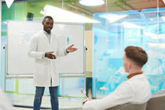 美国黑人男子站在白板边在大学医学研讨会上发言的肖像，复制空间