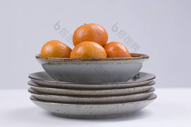 小可爱橙子在<strong>堆叠</strong>好的盘子上的碗里的摄影棚<strong>照片</strong>.