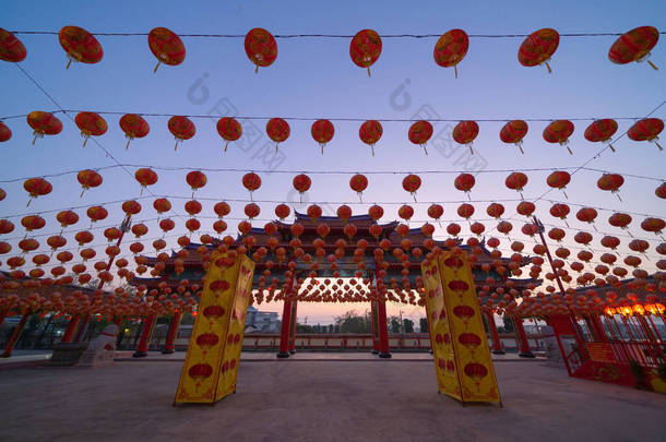 在亚洲农历新年文化中，中国红灯笼挂在中国庙宇户外<strong>彩灯</strong>上，<strong>背景</strong>为蓝天.