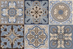 葡萄牙azulejo瓷砖图案。地中海传统装饰。意大利陶器或西班牙玛瑙。具有复古卷轴叶的巴洛克锦缎背景.