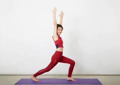 年轻美丽女子健美的肖像瑜伽热身运动姿势肥胖少女的保健生活方式。初学者瑜伽，幸福概念