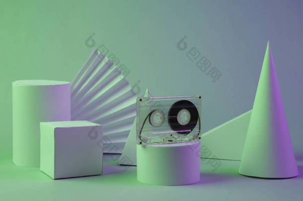 复古盒式磁带，几何形状在绿色紫色梯度霓虹灯。超现实主义。概念艺术,复古未来主义,简约主义