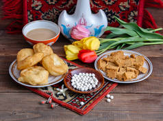 哈萨克人仍然按照民族风俗生活，戴着耳环Syrga salu，带着民族食品：鲍尔萨克、伊利米克、酸奶、 koumiss和木制背景的茶