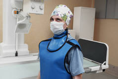 放射科医生在X光室进行诊断的工作.
