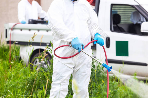 防虫员在户外喷洒杀虫剂或除害剂