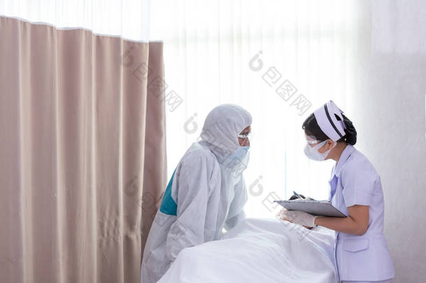 医生在和护士说话全身而退的医生和护士在<strong>密室</strong>里讨论并帮助Covid-19感染病人.