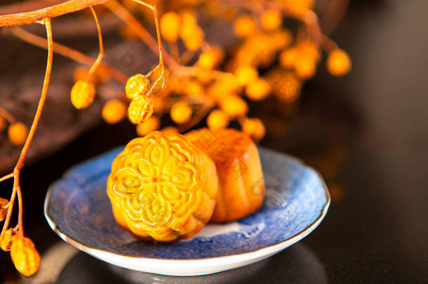 中国的中秋节，<strong>全家团聚</strong>在一起，享受月饼,