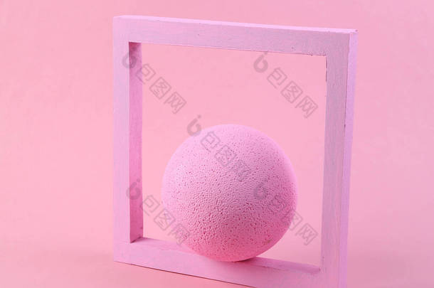 粉色背景下的粉红<strong>框</strong>架和球体.几何形状的场景。<strong>简约</strong>主义色彩斑斓