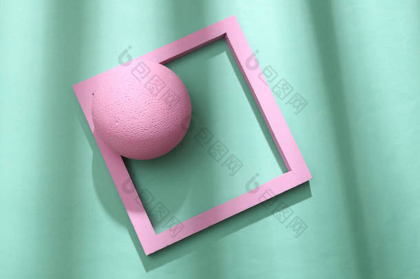 带有粉色几何形状（球体、框架）和时髦阴影的简约构图.