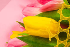 贺卡的背景- -一束鲜春粉色和黄色郁金香