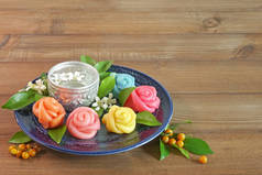 泰国传统甜点,色彩艳丽的玫瑰形状.著名的泰国菜，泰国菜甜食和美味。文字空间