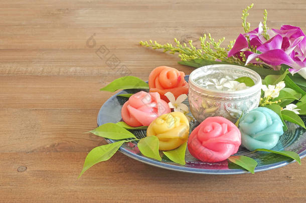 泰国传统甜点,色彩艳丽的玫瑰形状.著名的泰国菜，泰国菜甜食和美味。文字空间