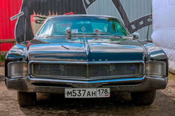 圣彼得堡- <strong>2021</strong>年5月22日：美<strong>国</strong>私人豪华车别克 · 里维拉（英语：Buick Riviera 1966）在<strong>2021</strong>年圣彼得堡海关周刊上展出