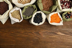 不同的谷粒、种子和文字空间放在木制桌子上,平铺在地板上.素食