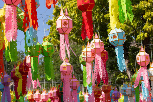 色彩艳丽的吊灯灯笼点亮了色彩艳丽的克拉通，在泰国北部迎来了新年<strong>佳节</strong>
