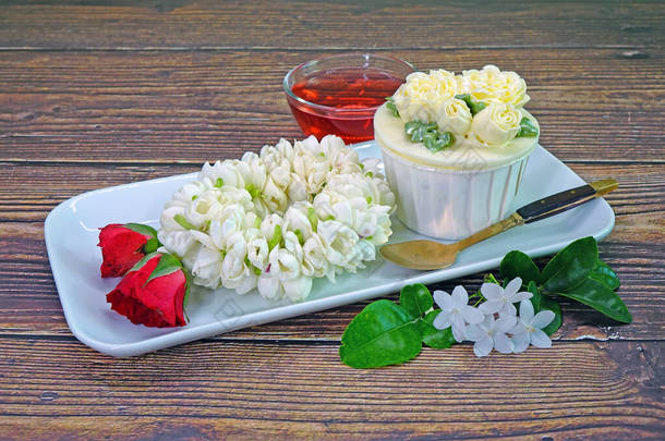 茉莉花环和茉莉花纸杯蛋糕，8月12日是泰国母亲节，泰国人用茉莉花花环，献上礼物、蛋糕或甜点，祝母亲今天健康