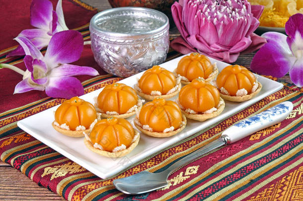 皇家泰国菜：金冠蛋糕（Kha πDara Thong 、 Thong Ek Kra Jang或Ja Mong Kut），是泰国传统上著名的九项吉祥甜点之一，由蛋黄、面粉和可食用黄金制成